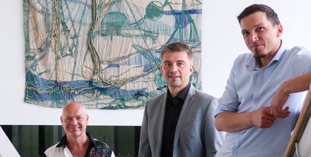 Ludwig Eckert mit seinen Kollegen in der Oberschule in Schleife