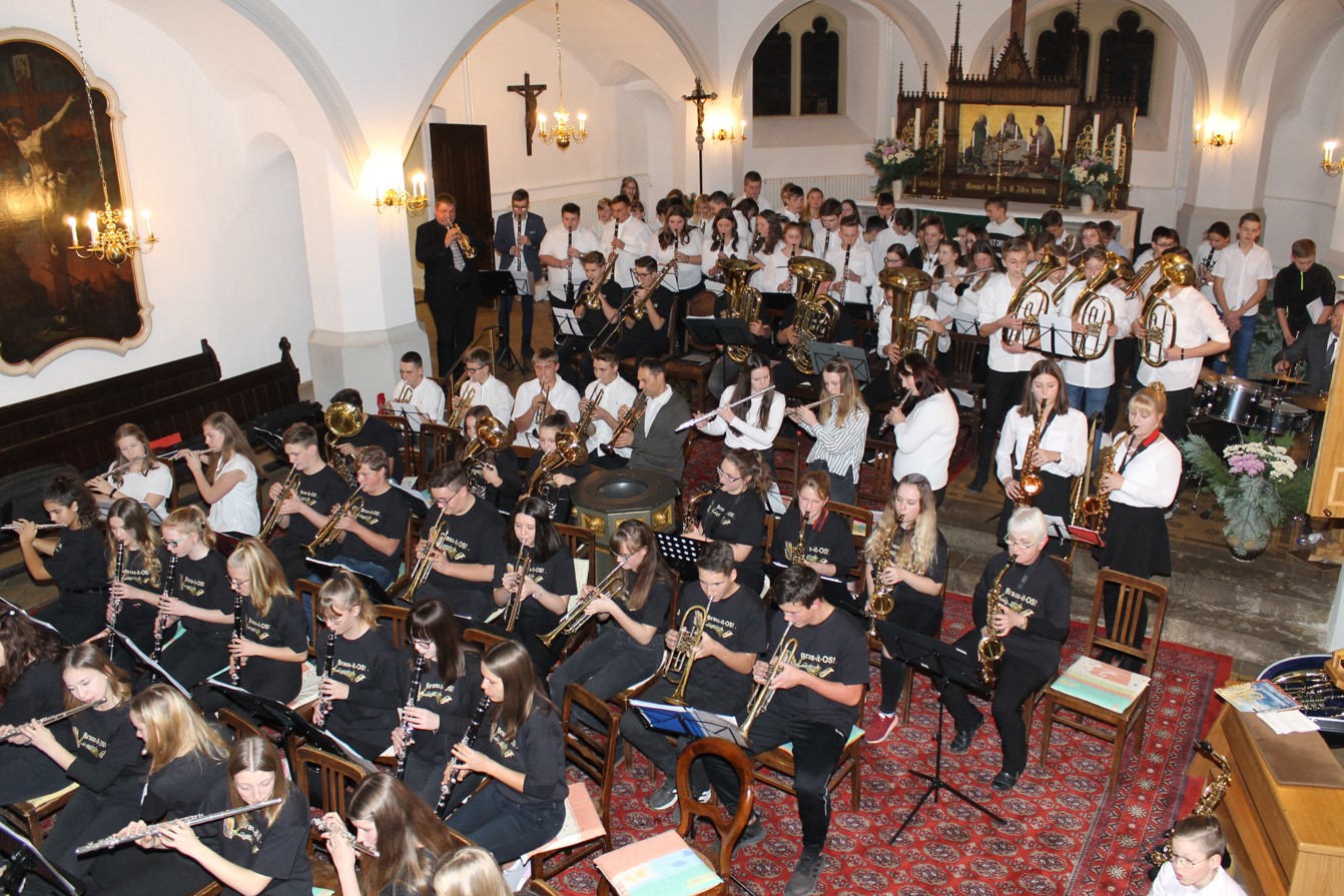 Immanuel Bittrich und seine Schüler beim Weihnachtskonzert der St. Jakobikirche Oelsnitz