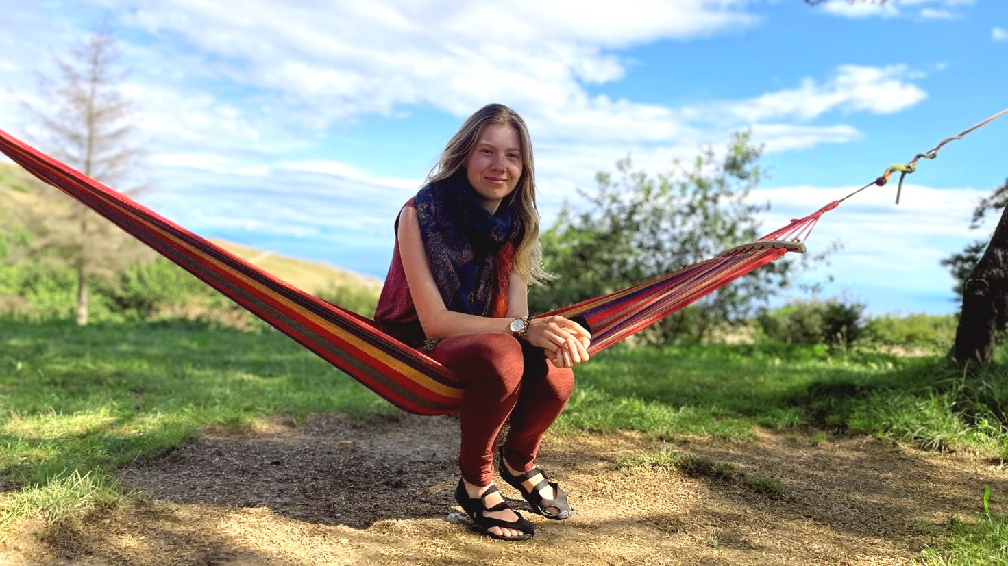 Lehramtstudentin Jessica Flecks auf einer Hängematte in Italien
