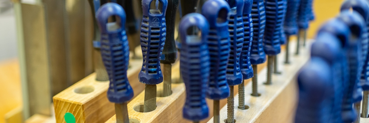 Schraubendreher sind ein typisches Werkzeug im Werkunterricht