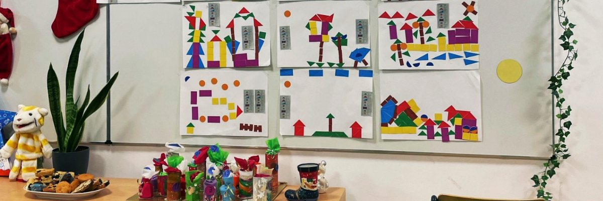 Selbstgemalte Bilder im Klassenzimmer